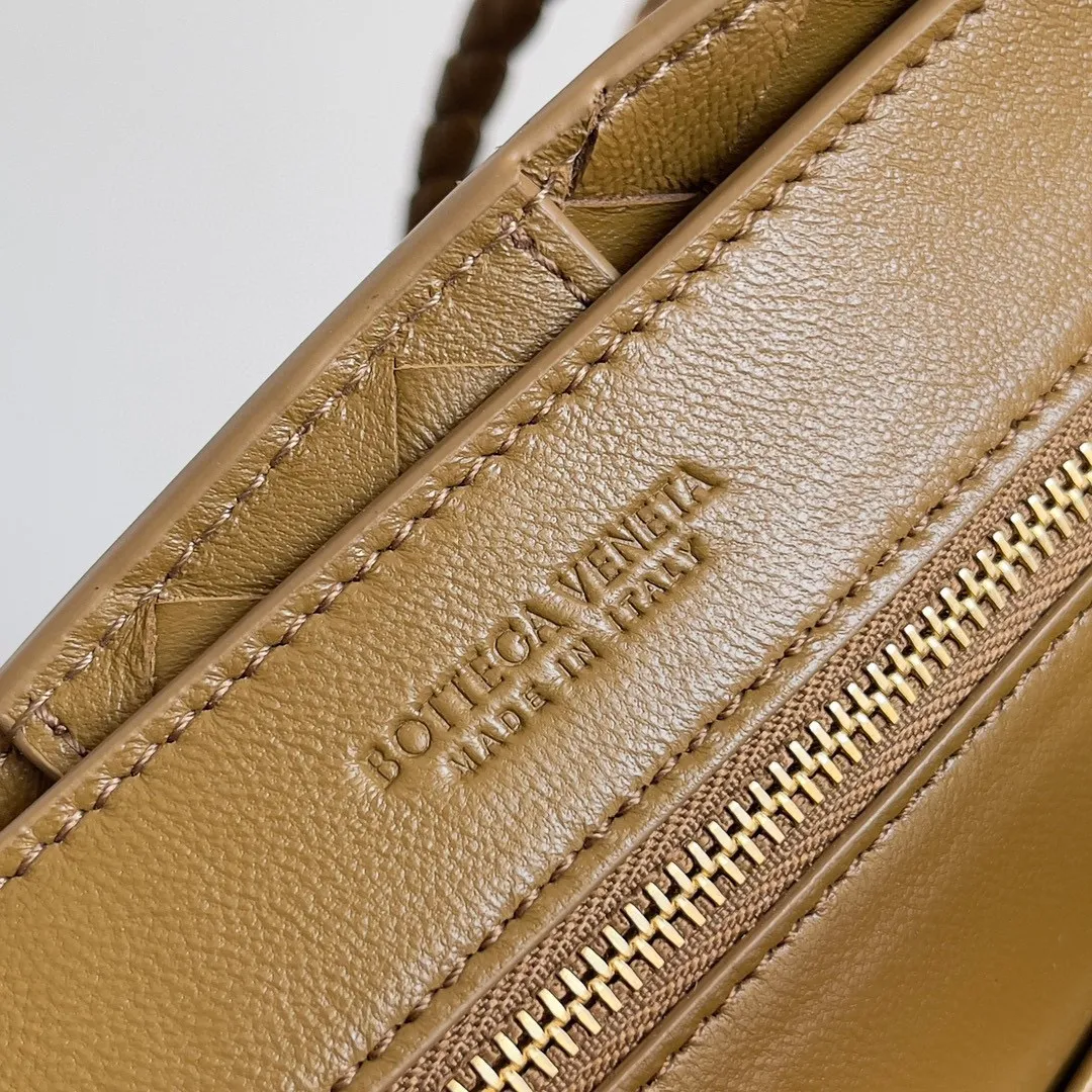 The 2023 new Andiamo batch of 1960 BV has been shipped‼ ️Really popular🔥The new Andiamo woven handbag launched by Bottega Veneta this season is really popular all over the world! ! Celebrities at home and abroad have worn it, and Oscar-winning actress Michelle Yeoh has taken it out on the street. Song Jia, Trai Yara, Yu Feihong, Sanji Ayaka, Rosie Hunting-Whiteley, Yoshioka Riho, etc. have all picked up this bag. It is classic and versatile, showing off its temperament, and the bag capacity is also large, which is very convenient for daily commuting! ! A variety of carrying methods, the shoulder straps can be adjusted by yourself, the original lambskin feels soft and delicate, and the neutral style is made to break gender boundaries and bring a more practical and longer-lasting use experience. Andiamo, which has both elegant and casual styles, perfectly interprets the true appearance of "fashionable old money style". Style number: 743568 (suede) Size: 25*22*10.5cm